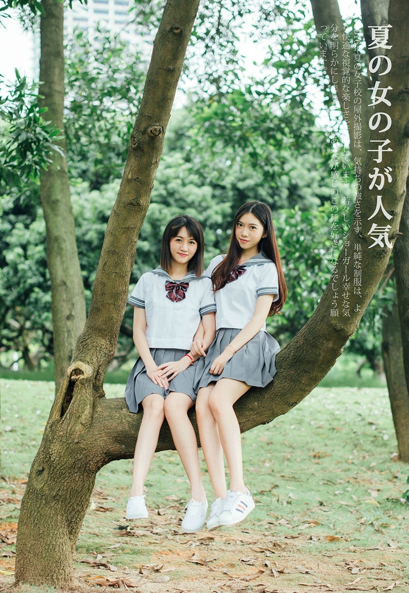 点击大图看下一张：草坪上的校服姐妹花清纯可爱相伴