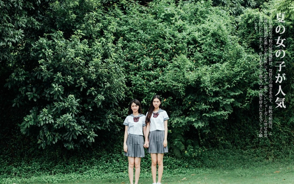 点击大图看下一张：草坪上的校服姐妹花清纯可爱相伴