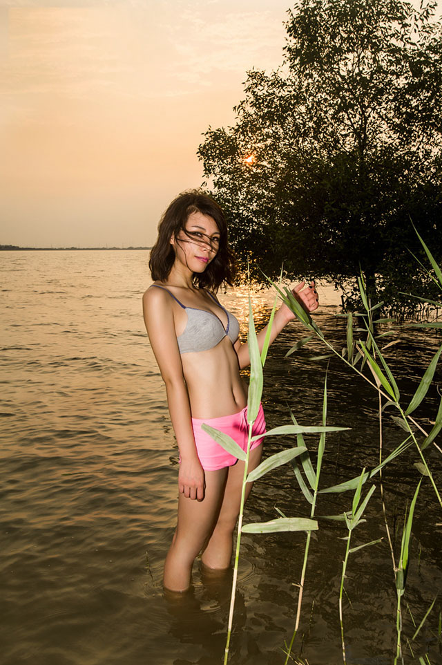 点击大图看下一张：性感御女郎黄昏浅滩粉色热裤比基尼写真