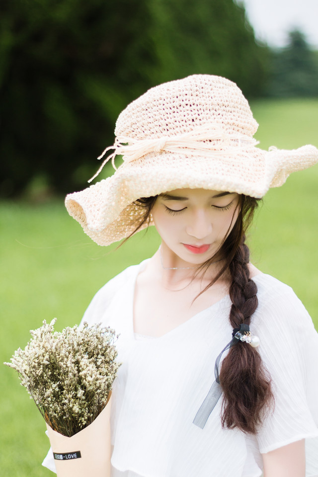 点击大图看下一张：白皙清纯的草帽少女随风飘扬的美丽瞬间
