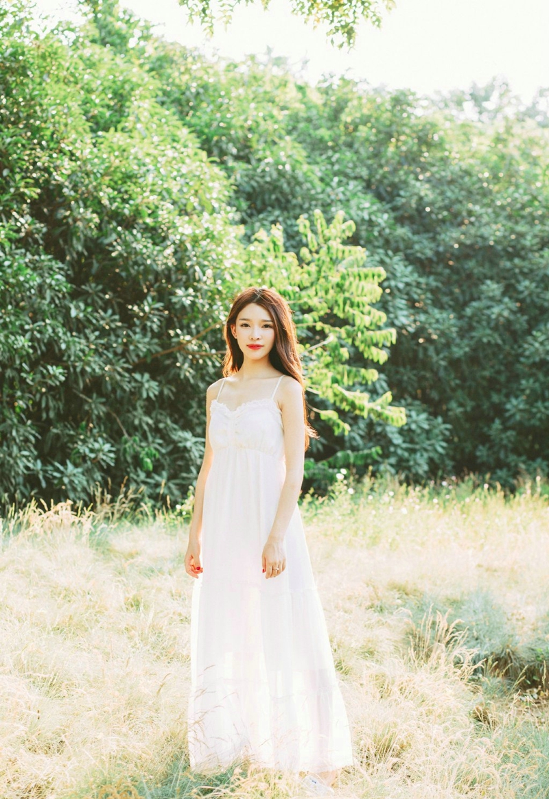 点击大图看下一张：荒野中的气质美女白裙高颜值养眼