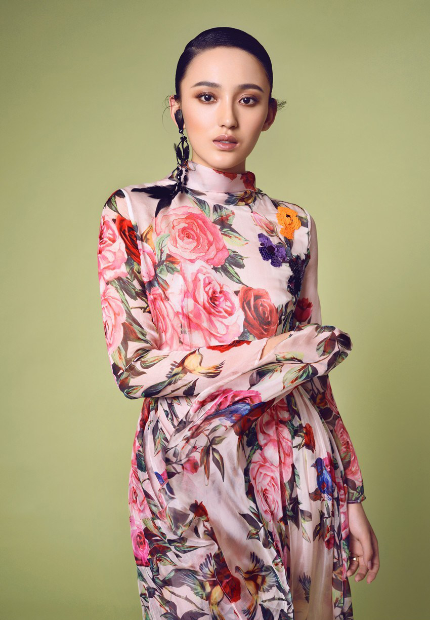 点击大图看下一张：艾晓琪电眼功力醉心难得一见“妖艳风”