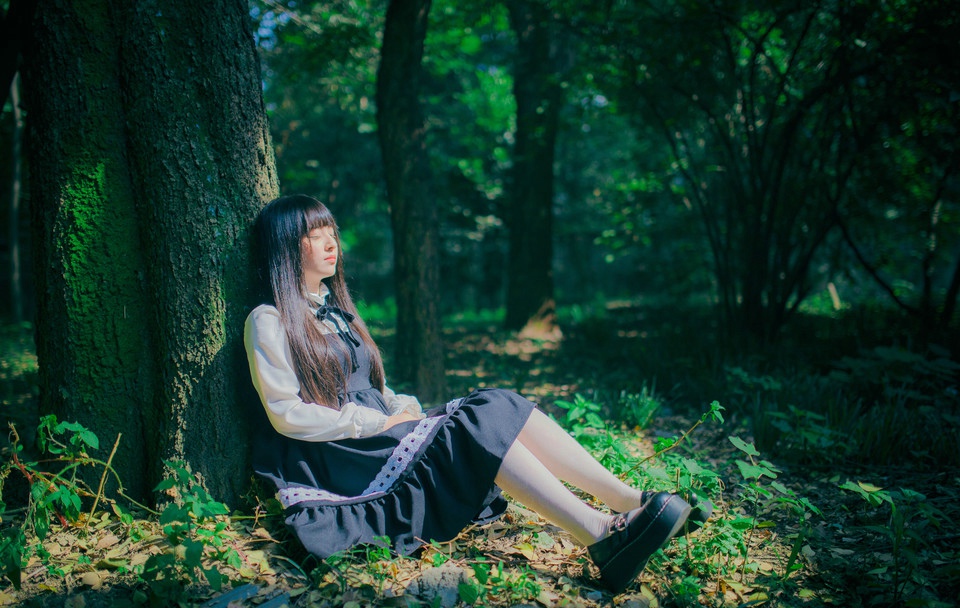 点击大图看下一张：森系黑长直哥特式小萝莉甜美夏日裙摆养眼写真
