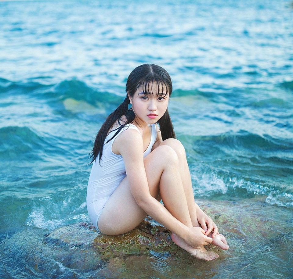 点击大图看下一张：海岸边的泳装少女双马尾青春靓丽