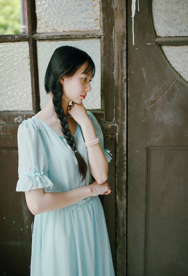 点击大图看下一张：温婉柔情的麻花辫蓝色连衣裙少女迷人甜美写真