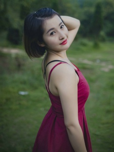 荒野中的吊带红裙气质美女魅惑写真