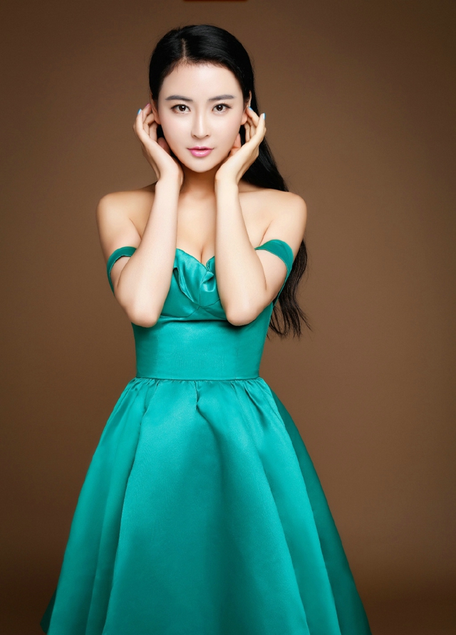 点击大图看下一张：嫩模吴丹性感绿色长裙时尚美胸艺术写真