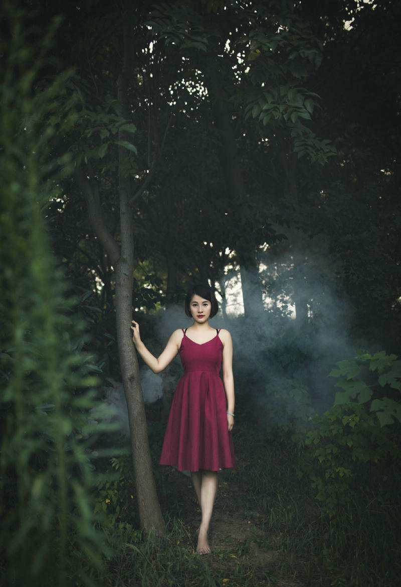 点击大图看下一张：荒野中的吊带红裙气质美女魅惑写真