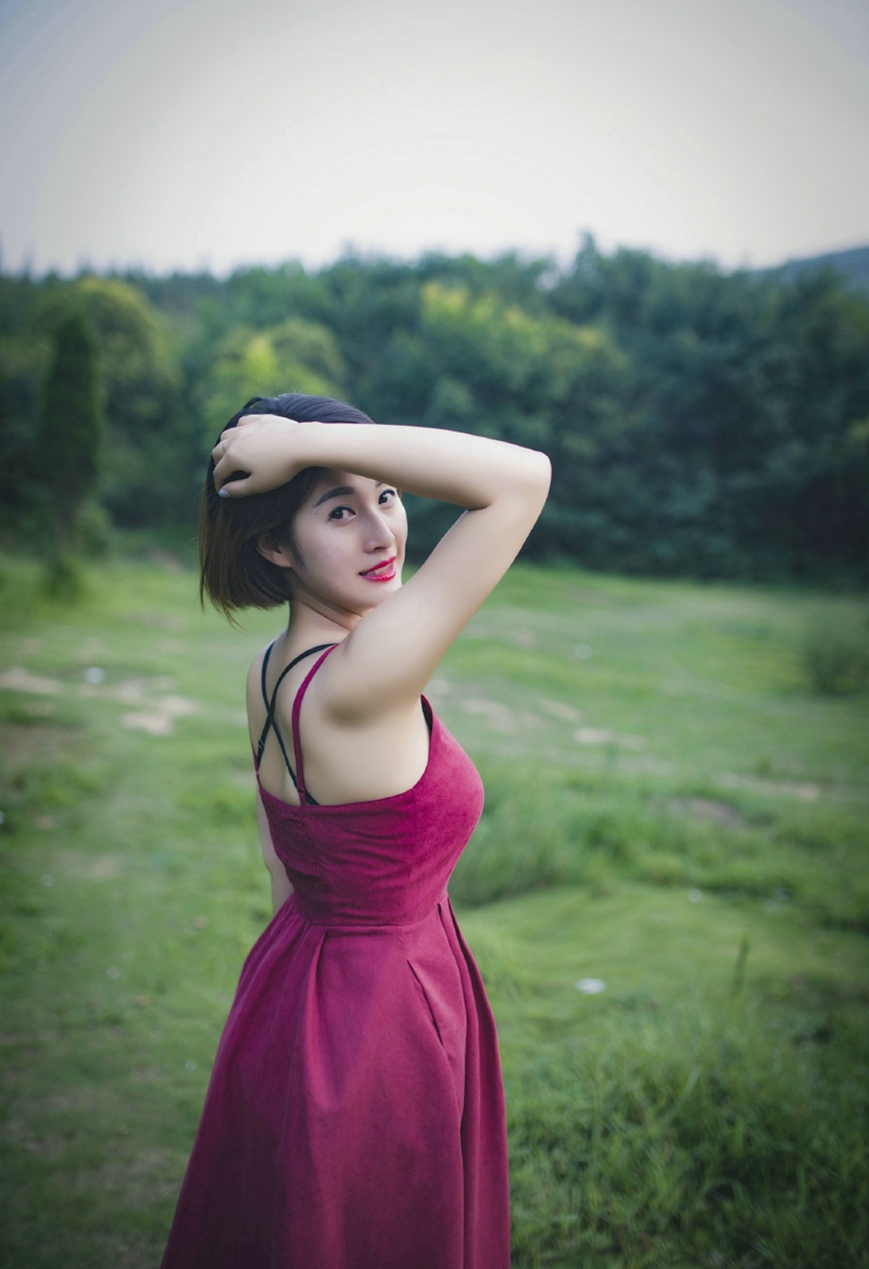 点击大图看下一张：荒野中的吊带红裙气质美女魅惑写真