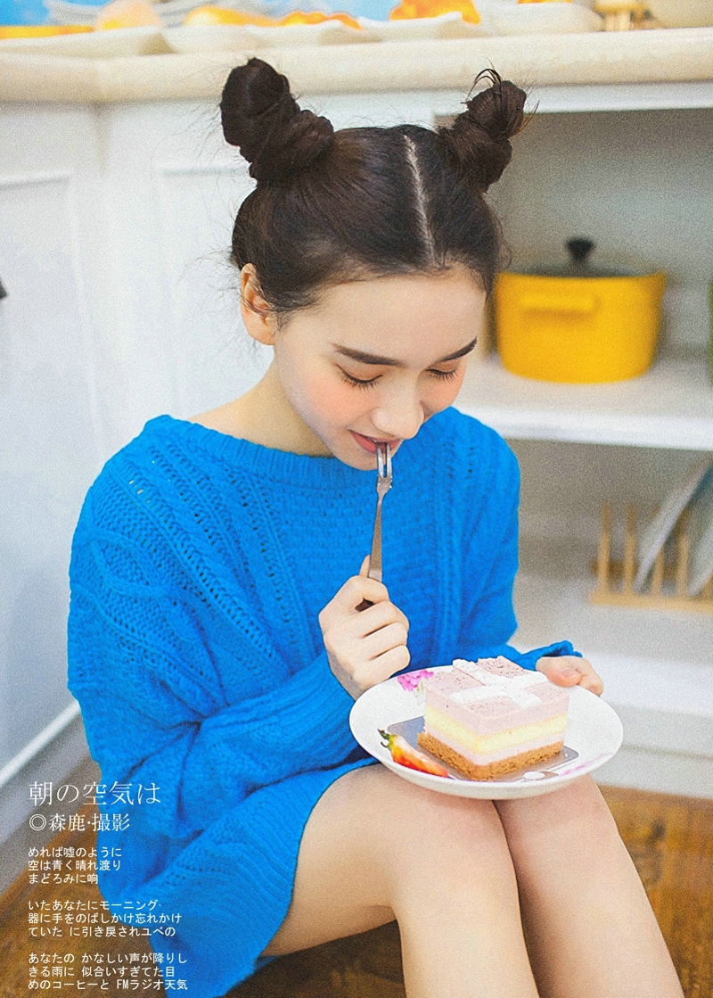 点击大图看下一张：厨房内的甜点少女可爱甜蜜可人