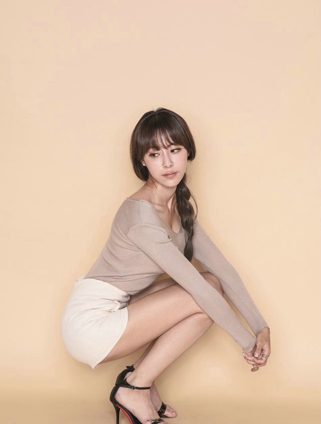 点击大图看下一张：韩国妹纸郑多律时尚短裙美腿诱惑写真