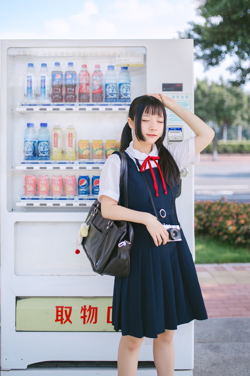 点击大图看下一张：日本学生装双马尾少女清新甜美迷人写真