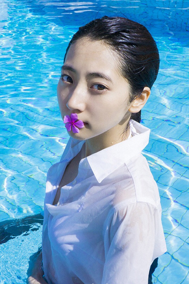 点击大图看下一张：日本女星武田玲奈泳池湿身写真