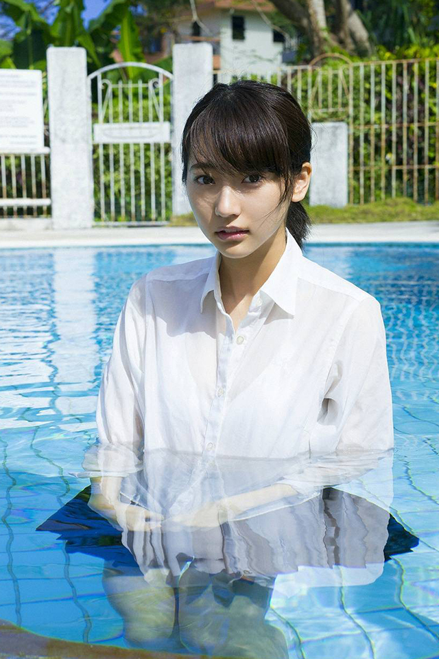 点击大图看下一张：日本女星武田玲奈泳池湿身写真