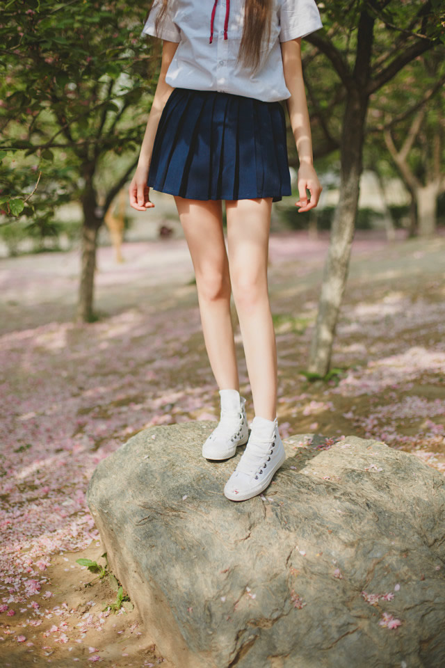 点击大图看下一张：甜美制服大学风情少女秋季温馨阳光写真