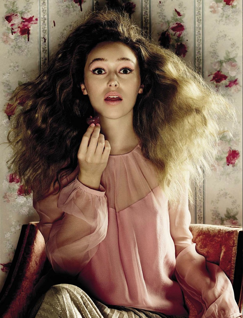 点击大图看下一张：阿莉西娅·狄南·凯莉演绎意大利Vogue美妆片
