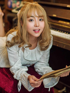 弹钢琴的金发刘海美女粉嫩气质温馨动人