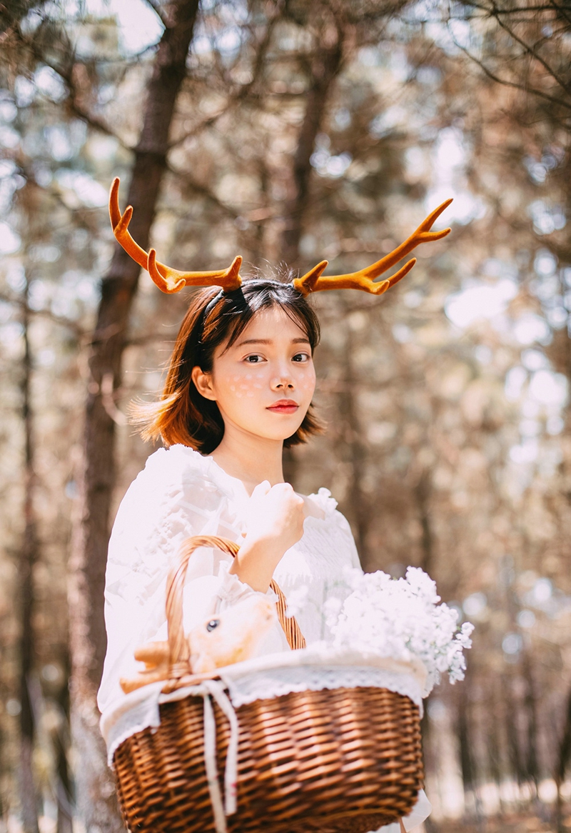 点击大图看下一张：森林里的麋鹿少女幽静可爱甜美