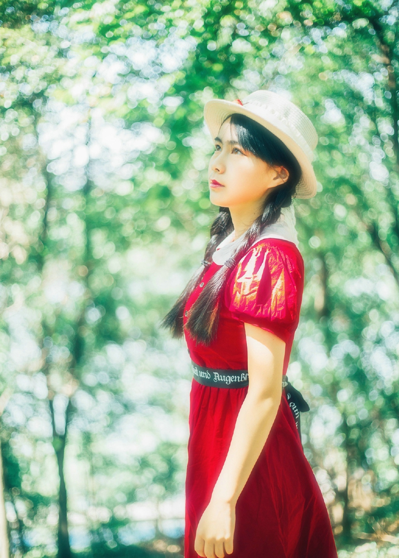 点击大图看下一张：绿林内的红色连衣裙麻花辫姑娘复古写真