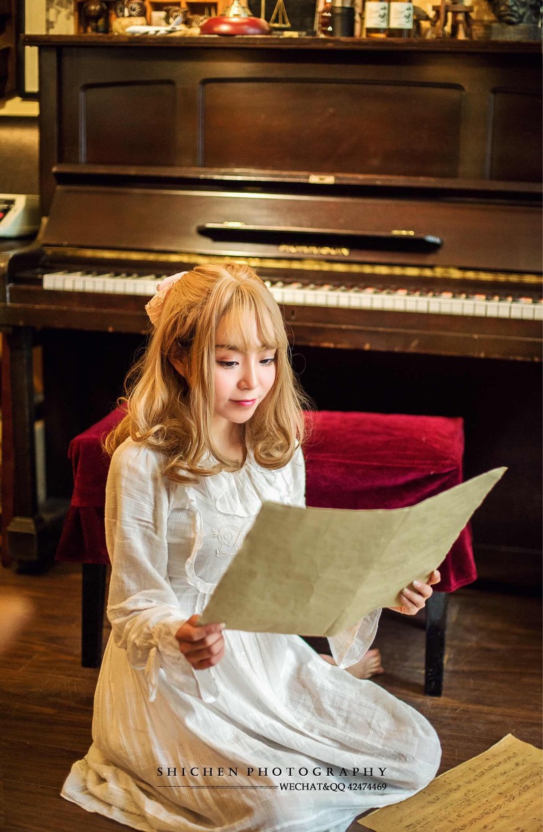 点击大图看下一张：弹钢琴的金发刘海美女粉嫩气质温馨动人
