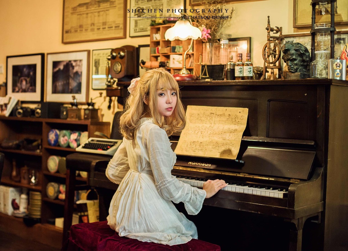 点击大图看下一张：弹钢琴的金发刘海美女粉嫩气质温馨动人