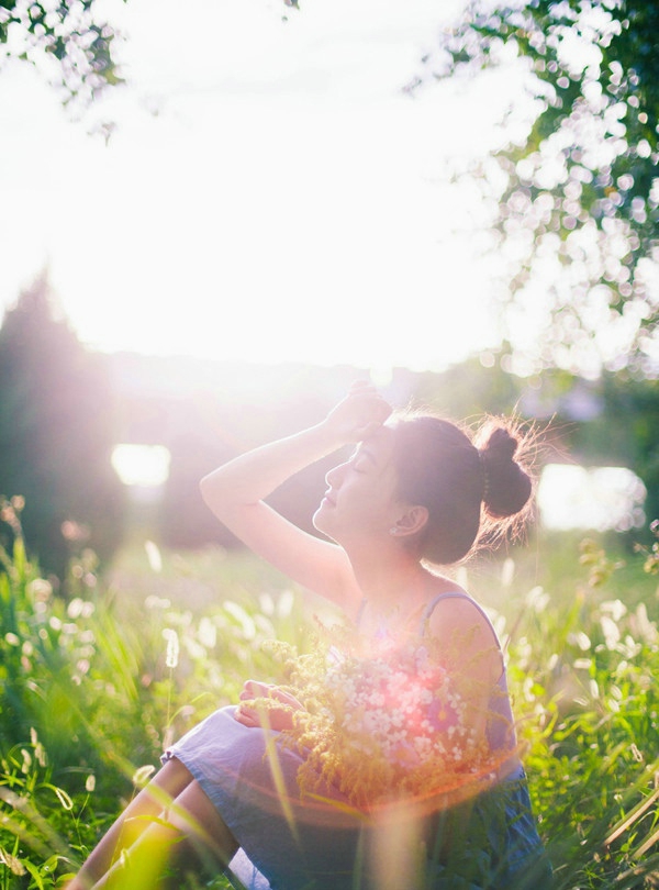 点击大图看下一张：清雅气质少女在草地上的甜美温馨写真