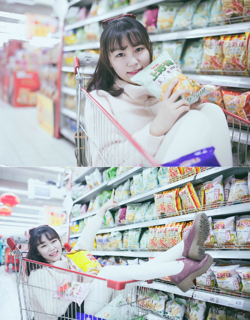 点击大图看下一张：超市内的甜美少女娇小玲珑