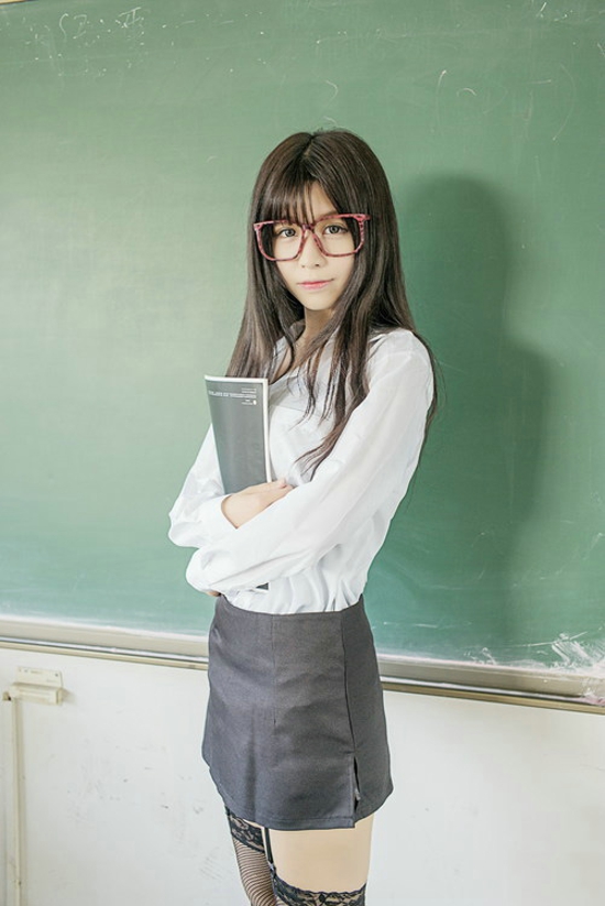 点击大图看下一张：丝袜性感黑长直眼镜美女老师的专业教授课 