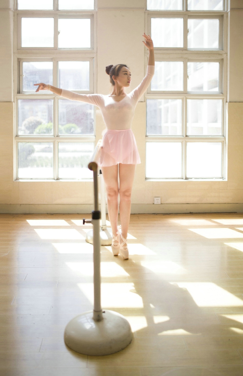 点击大图看下一张：舞房内的芭蕾舞气质美少女养眼可人