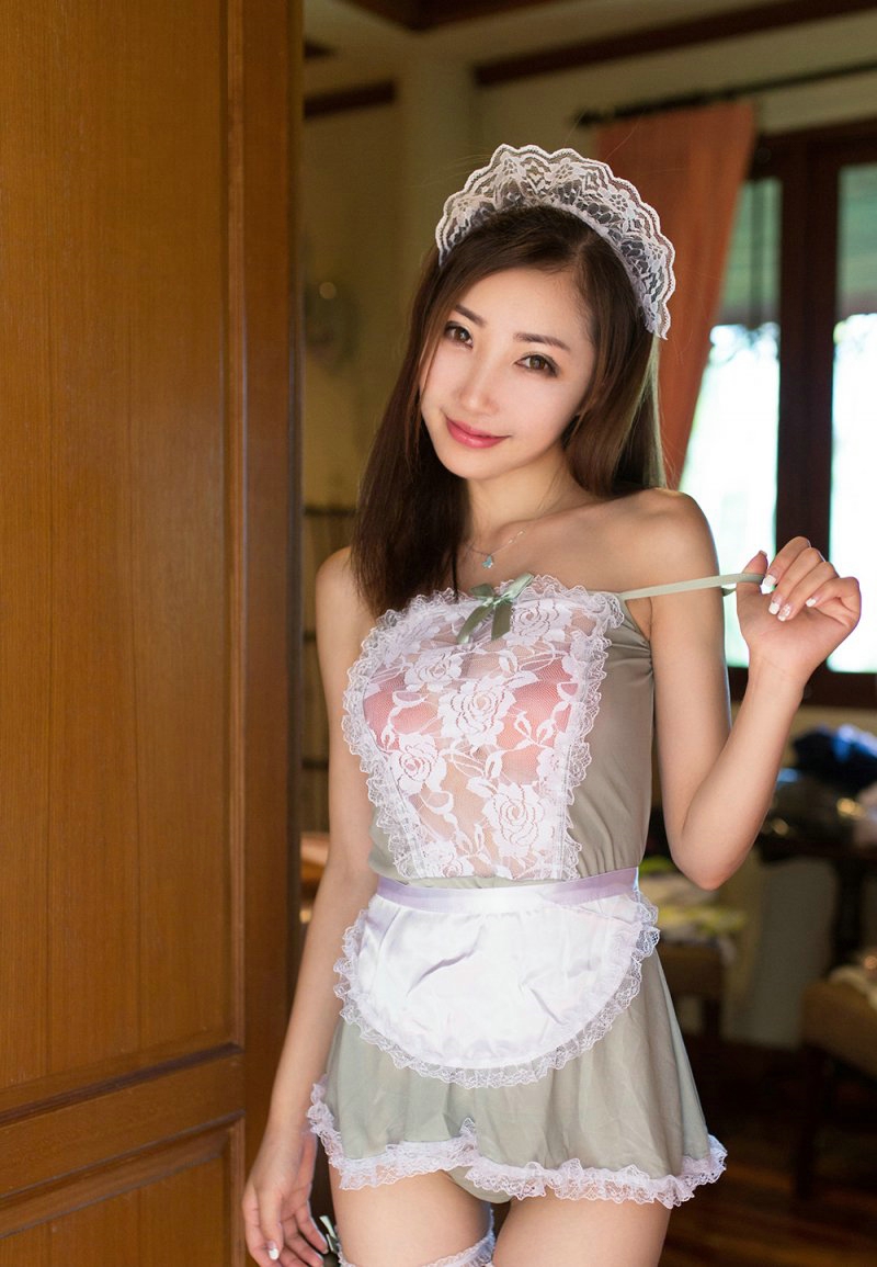点击大图看下一张：百变女王尤美Yumi情趣制服酥胸美艳写真