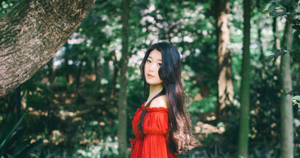 点击大图看下一张：深山内的妩媚红裙女神秀发飘逸写真