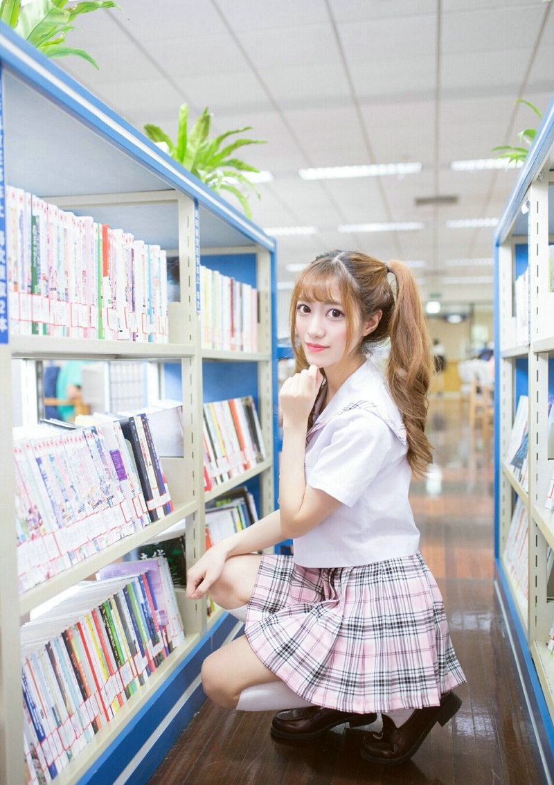 点击大图看下一张：穿着学生制服的双马尾妹子图书馆妩媚俏皮写真