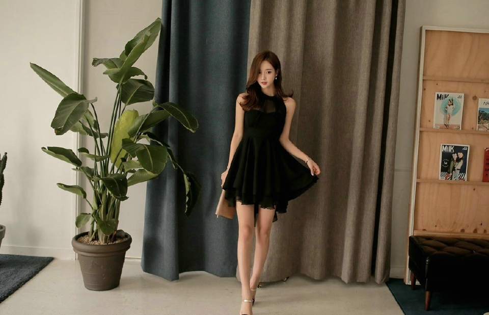 点击大图看下一张：韩系嫩模养眼黑色蓬蓬裙甜蜜诱人