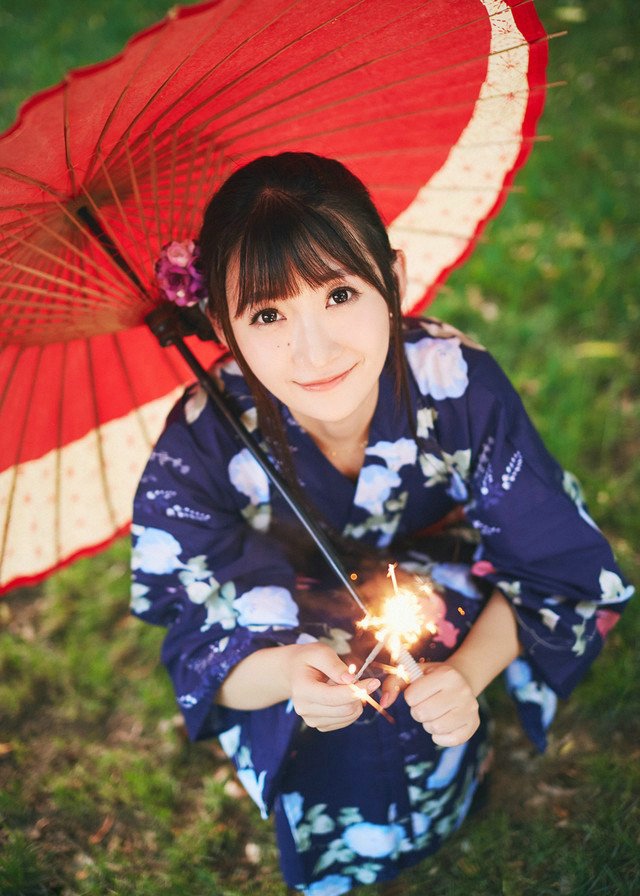 点击大图看下一张：穿和服的日系清新少女甜美花火楚楚动人