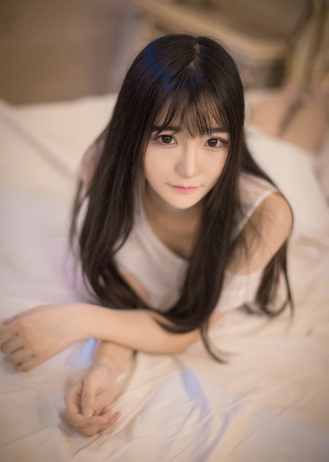 点击大图看下一张：文艺气质小清新黑长直美女私房写真