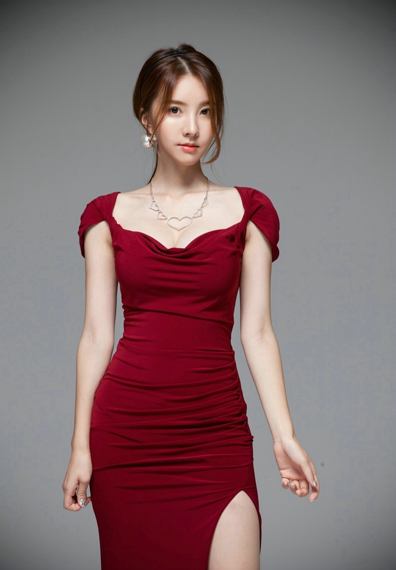 点击大图看下一张：妩媚嫩模红裙修身美艳动人娇躯