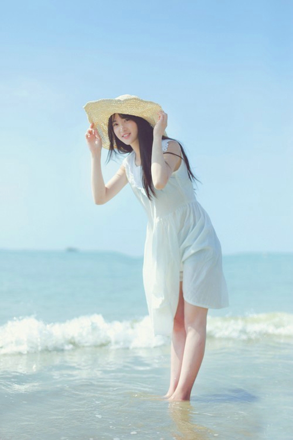 点击大图看下一张：清纯少女阳光草帽海景写真温馨养眼气质十足