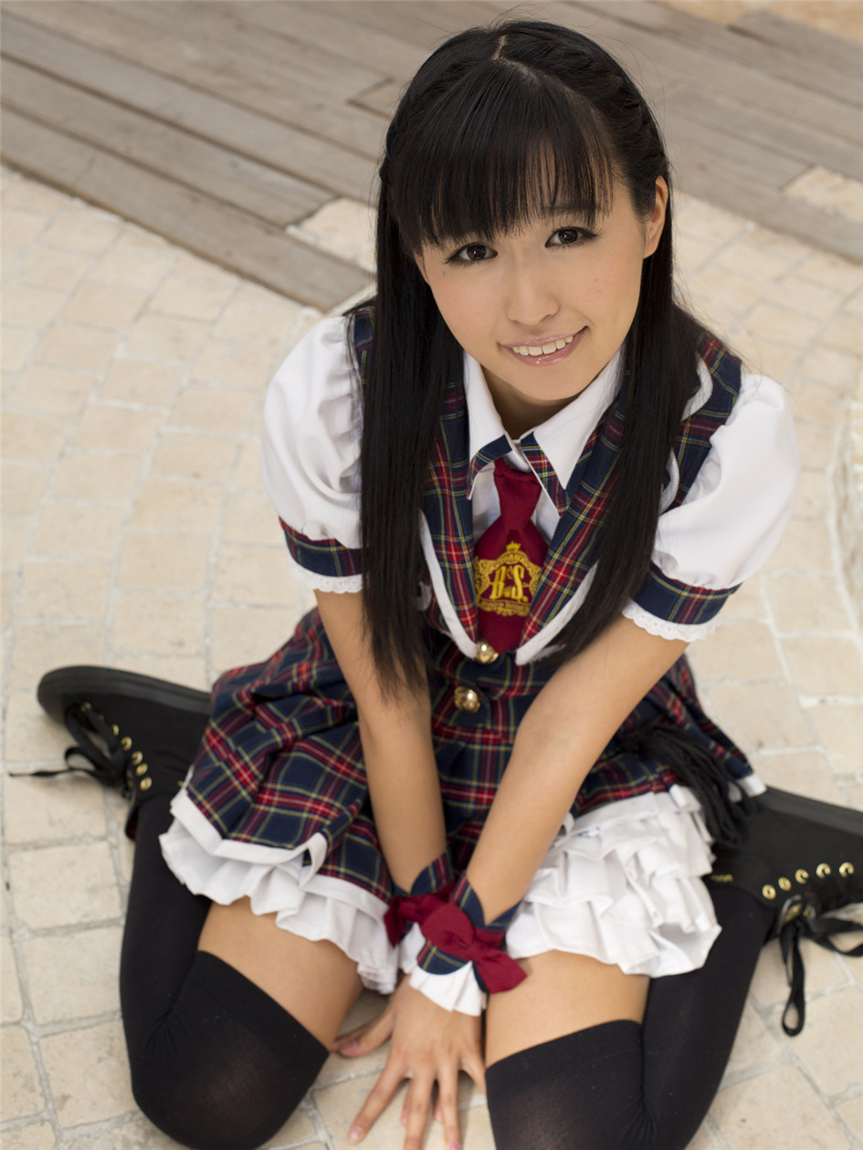 点击大图看下一张：日本偶像美女高挑过膝袜美腿展现青春的活力