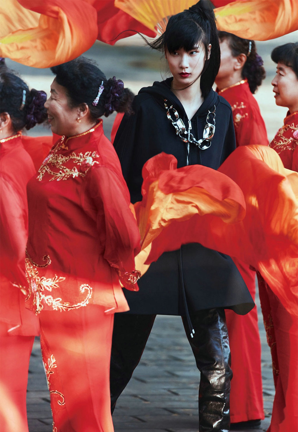 点击大图看下一张：超模新秀薛冬琪诠释时尚芭莎运动风主题大片