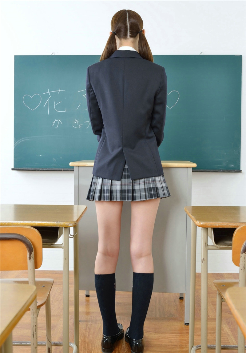 点击大图看下一张：日系学生妹花京夕絹制服诱惑美腿写真