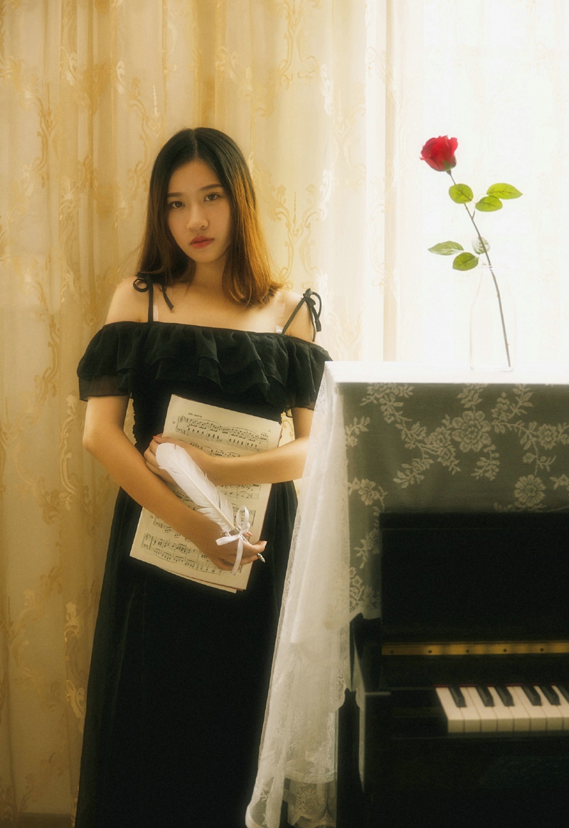 点击大图看下一张：钢琴气质美女黑裙安静养眼写真