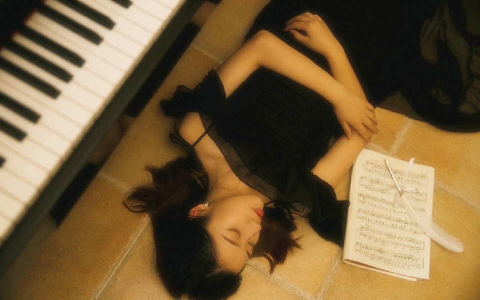 点击大图看下一张：钢琴气质美女黑裙安静养眼写真