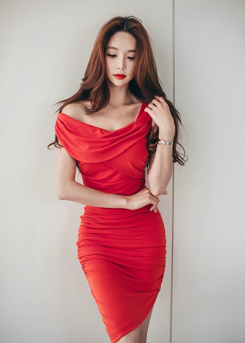 点击大图看下一张：妖艳红裙美女高挑美模纤瘦诱人身躯写真