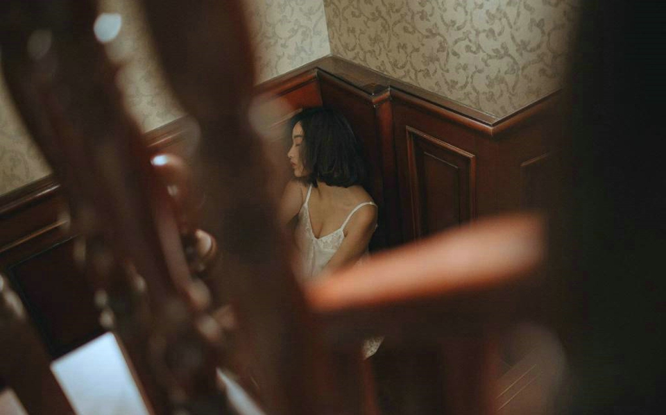 点击大图看下一张：阁楼内的睡衣吊带美女孤独寂寥写真