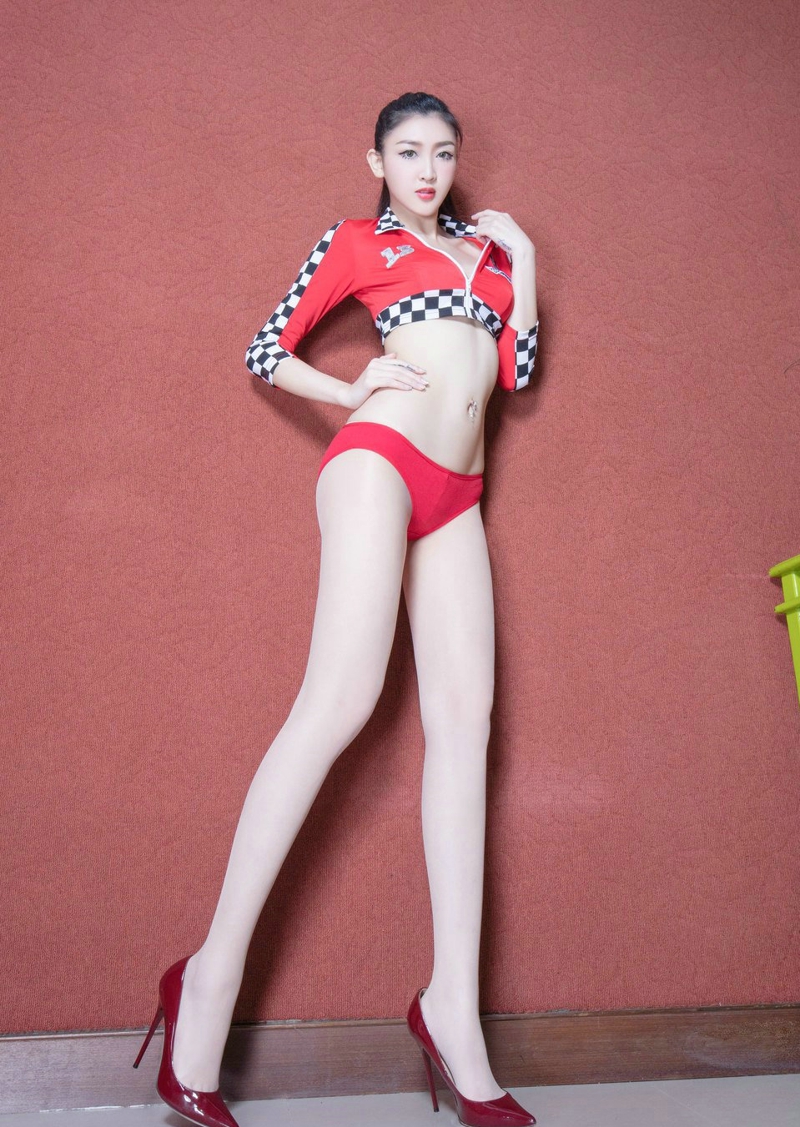点击大图看下一张：赛车服美女Vanessa美乳高挑美腿极致诱惑