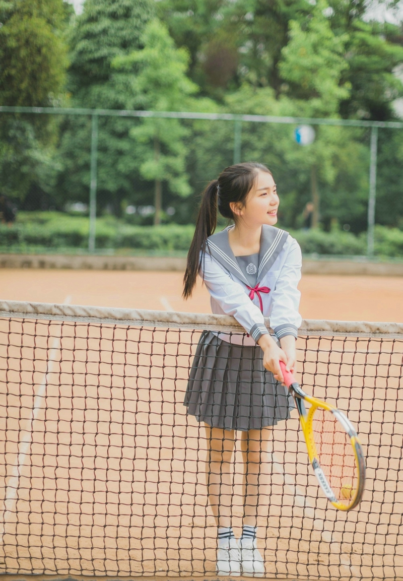 点击大图看下一张：网球场内的网球少女马尾活力十足