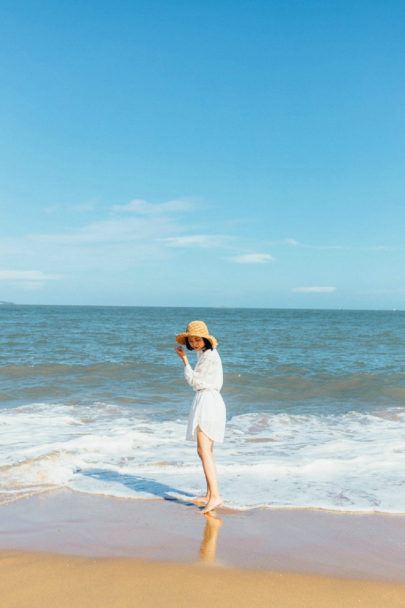 点击大图看下一张：海边蓝天下的草帽美女幽静迷人写真