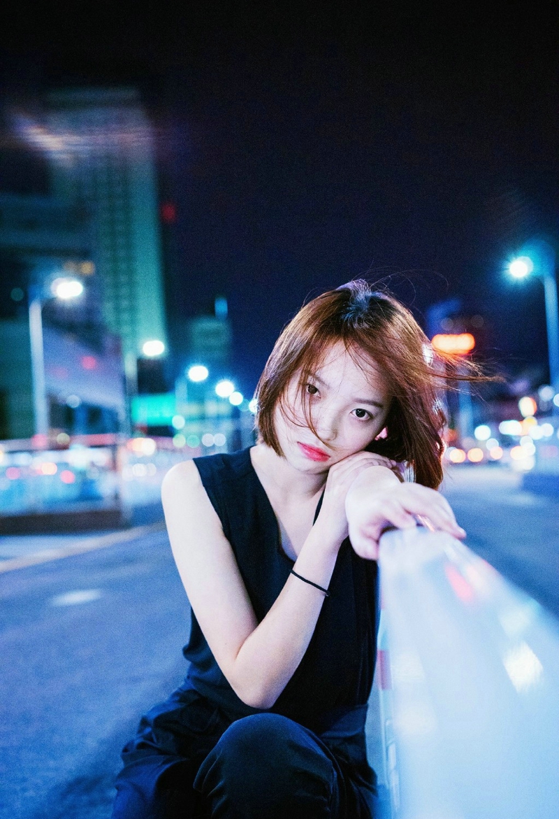 点击大图看下一张：夜晚街头上的短发姑娘率性写真