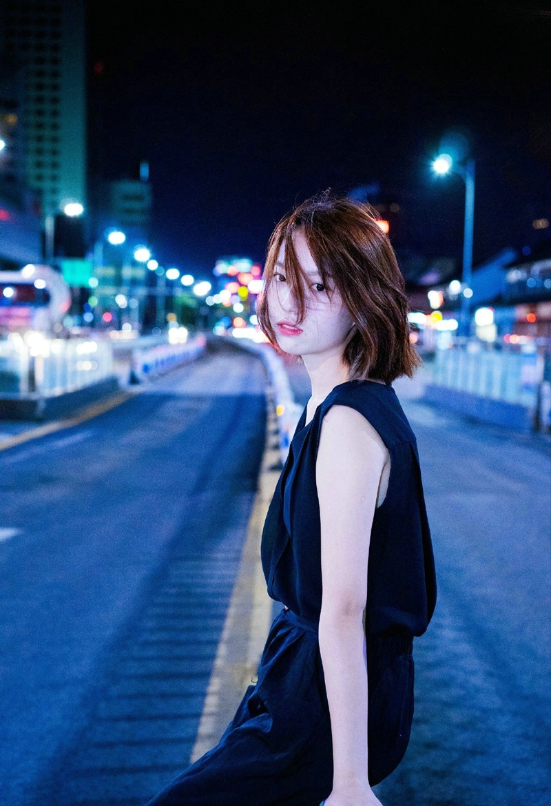 点击大图看下一张：夜晚街头上的短发姑娘率性写真