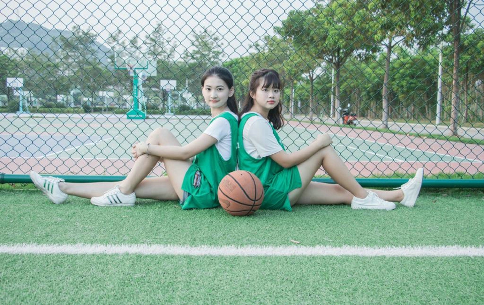 点击大图看下一张：校园篮球姐妹花阳光运动活力十足